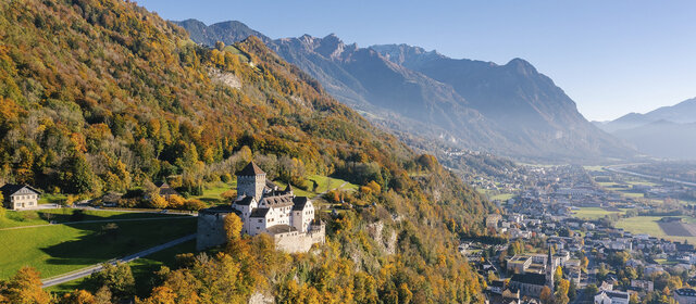 Kulturzentrum Vaduz: Aussichtsplatzform, Wald, Brunnen, Schloss, Känzile, Mitteldorf, aufgenommen am 24.10.2021 ---FOTO & COPYRIGHT: JULIAN KONRAD 2021---COPYRIGHT HINWEISE PRINT:Bei der Veröffentlichung des Bildes wird darum gebeten, den Urheber und Ersteller «Julian Konrad Photgraphy, Schaan FL» anzugeben. ---COPYRIGHT HINWEISE ONLINE:Bei Postings in den Sozialen Medien wird darum gebeten, den Urheber und Ersteller anzugeben und zu verlinken «Foto und Copyright @jkonradphotography»