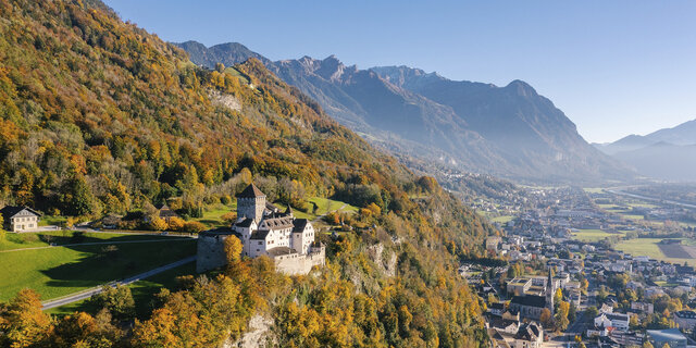 Kulturzentrum Vaduz: Aussichtsplatzform, Wald, Brunnen, Schloss, Känzile, Mitteldorf, aufgenommen am 24.10.2021 ---FOTO & COPYRIGHT: JULIAN KONRAD 2021---COPYRIGHT HINWEISE PRINT:Bei der Veröffentlichung des Bildes wird darum gebeten, den Urheber und Ersteller «Julian Konrad Photgraphy, Schaan FL» anzugeben. ---COPYRIGHT HINWEISE ONLINE:Bei Postings in den Sozialen Medien wird darum gebeten, den Urheber und Ersteller anzugeben und zu verlinken «Foto und Copyright @jkonradphotography»