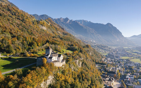 Kulturzentrum Vaduz: Aussichtsplatzform, Wald, Brunnen, Schloss, Känzile, Mitteldorf, aufgenommen am 24.10.2021 ---FOTO & COPYRIGHT: JULIAN KONRAD 2021---COPYRIGHT HINWEISE PRINT:Bei der Veröffentlichung des Bildes wird darum gebeten, den Urheber und Ersteller «Julian Konrad Photgraphy, Schaan FL» anzugeben. ---COPYRIGHT HINWEISE ONLINE:Bei Postings in den Sozialen Medien wird darum gebeten, den Urheber und Ersteller anzugeben und zu verlinken «Foto und Copyright @jkonradphotography»
