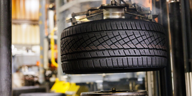 Ein Autoreifen auf dem Produktionsband