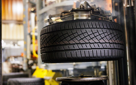 Ein Autoreifen auf dem Produktionsband