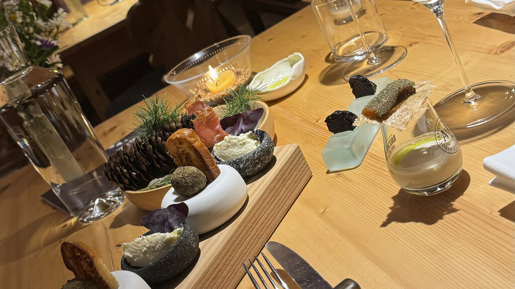 Ein schön gedeckter Tisch mit Häppchen im Hauben-Restaurant.
