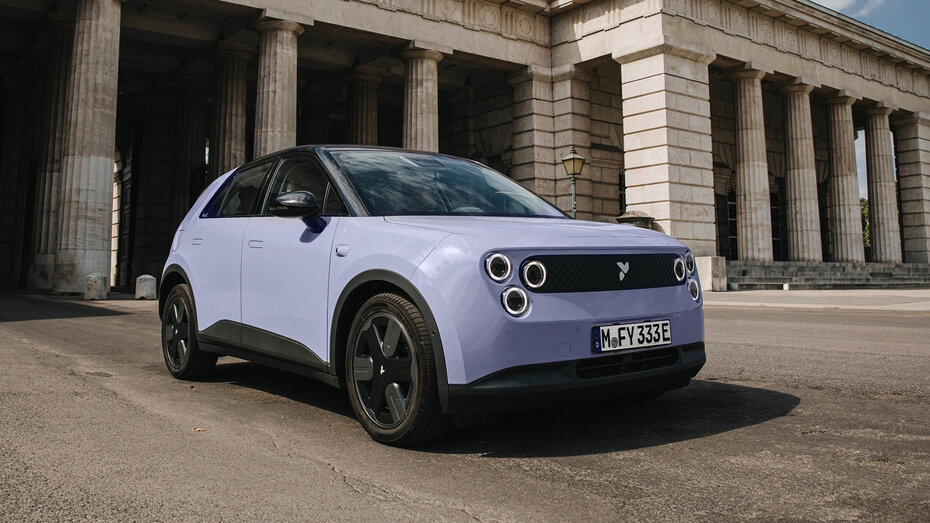 Der vier Meter lange Stadt-Eletro-Wagen firefly von der chinesischen Marke NIO seitlich in hellblau