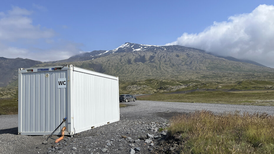 Eine Toilette als Container mitten in der Landschaft.