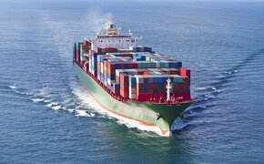 Container Schiff am Meer