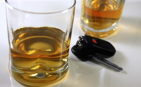 Zwei Gläser mit hochprozentigem Alkohol, daneben liegt ein Autoschlüssel.