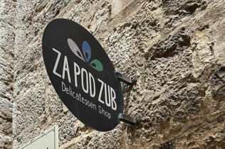 Die Tafel vom Souvenir-Shop in der Altstadt auf der Insel Hvar.