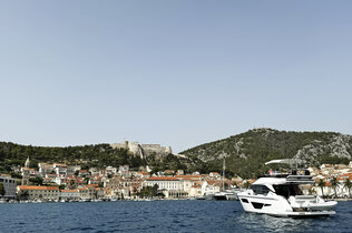 Hafenstädtchen mit Booten auf der Insel Hvar.