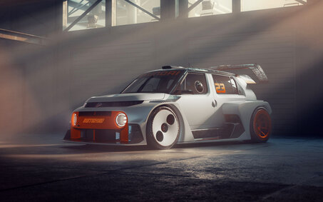 Ein orange-weißes Auto mit großem Heckspoiler und großer Frontlippe