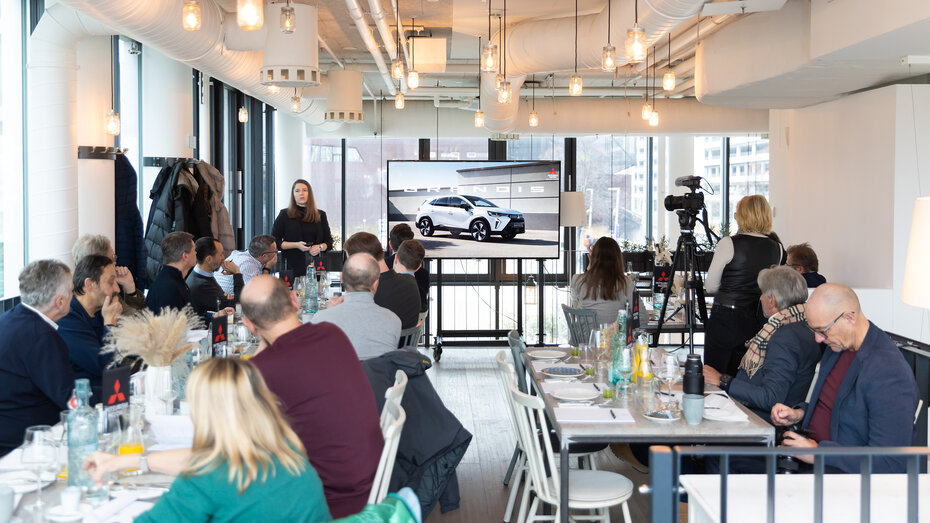 Pressepräsentation in einem hellen Raum