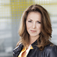 Portraitfoto von Marion Seidenberger, ÖAMTC-Verkehrspsychologin. Sie hat schulterlanges braunes Haar und trägt eine Lederjacke und eine Bluse.