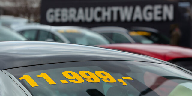 Ein Preis auf der Windschutzscheibe eines Gebrauchtwagens beim Händler