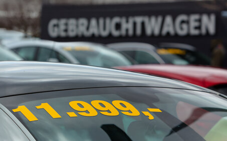 Ein Preis auf der Windschutzscheibe eines Gebrauchtwagens beim Händler