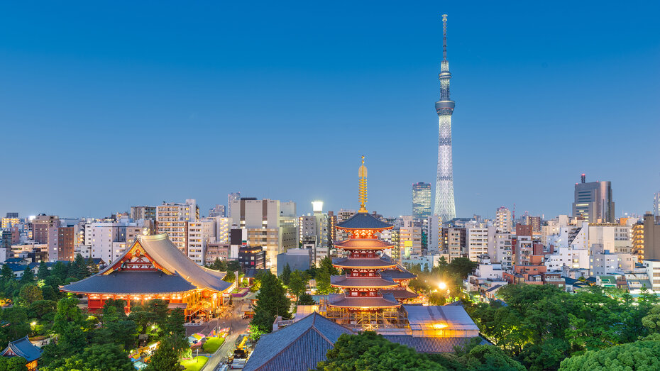 Blick auf den Asakusa Schrein und den Tokyo Skytree bei Dämmerung