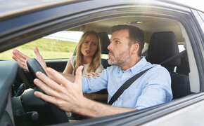 Ein Mann und eine Frau streiten sich im Auto