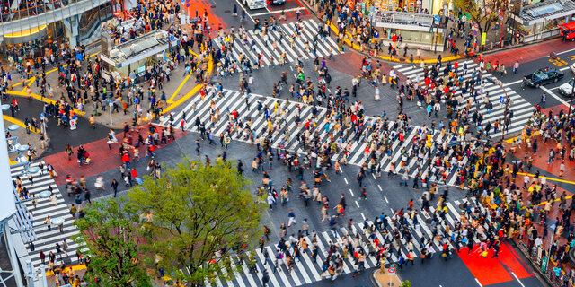 Die berühmte Kreuzung in Shibuya aus der Vogelperspektive
