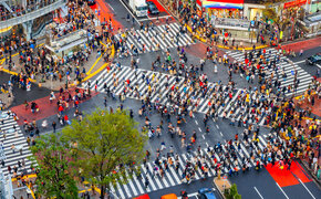 Die berühmte Kreuzung in Shibuya aus der Vogelperspektive