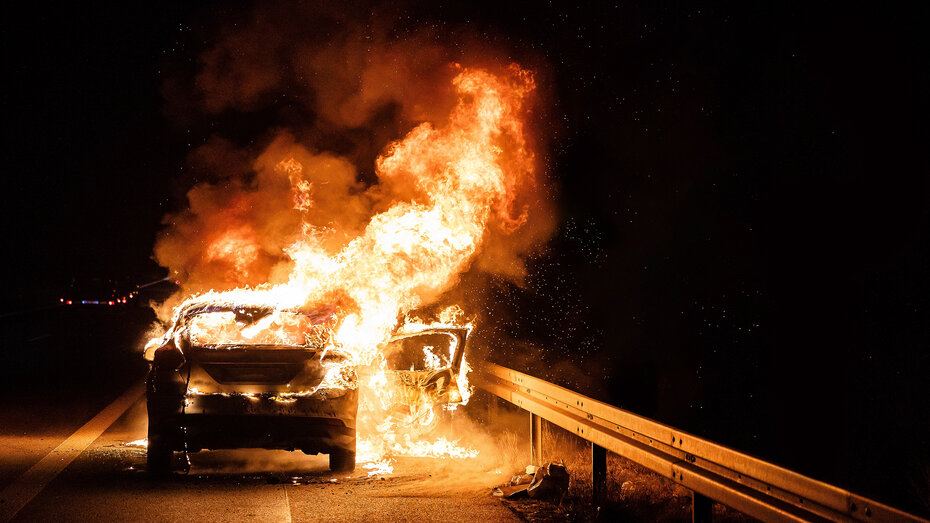 Ein brennendes Auto bei Nacht