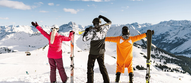 Eine dreiköpfige Familie auf der Skipiste.