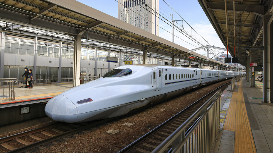 Ein Shinkansen fährt in die Station ein