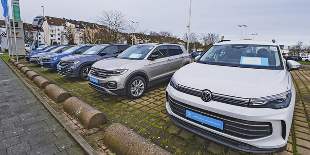 Gebrauchte VW-Fahrzeuge stehen auf dem Parkplatz eines Händlers