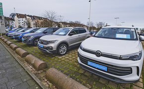 Gebrauchte VW-Fahrzeuge stehen auf dem Parkplatz eines Händlers