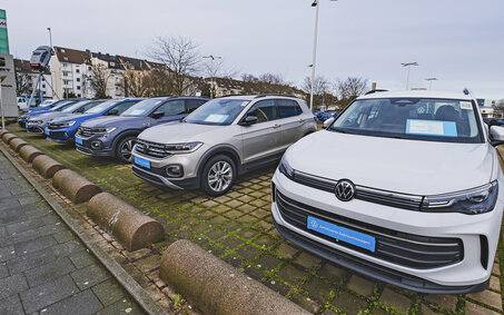 Gebrauchte VW-Fahrzeuge stehen auf dem Parkplatz eines Händlers