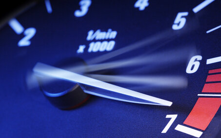Drehzahlmesser auf Maximum