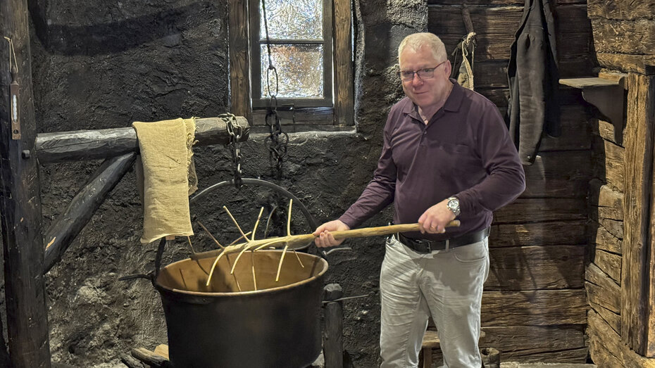 Der Guide zeigt im Walsermuseum Handwerkskunst vor.