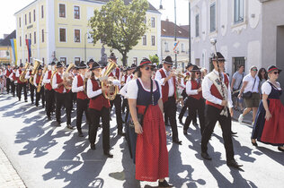 Blasmusikkapelle zieht durch die Stadt.