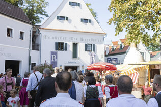 Viele Leute sind beim Winzerfest und stehen vor der Sektwelt Riegelhofer.