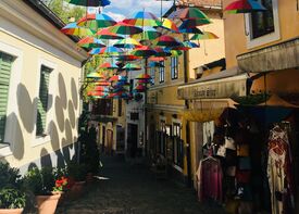 Eine kleine Gasse mit bunten Regenschirmen in Szentendre