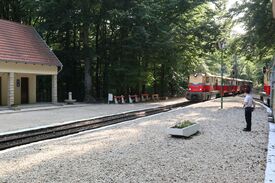 Eine kleine Kindereisenbahn, die in einen Bahnhof einfährt