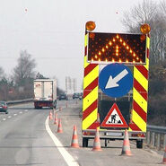 Baustellenschild auf der Autobahn.