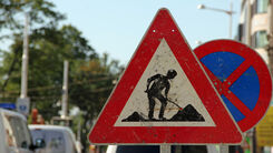 Baustellen und Halteverbotschild. 