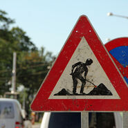 Baustellen und Halteverbotschild. 