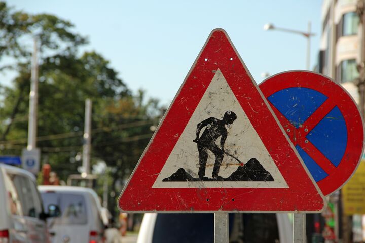 Baustellen und Halteverbotschild. 