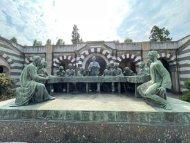 eine Gruppe von Statuen auf dem Cimitero Monumentale in Mailand