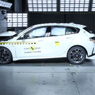 Crashtest: BMW 1er Ein Auto, das im Zuge eines Crashtests frontal gegen ein Hindernis prallt.