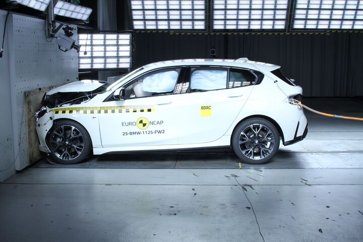 Ein Auto, das im Zuge eines Crashtests frontal gegen ein Hindernis prallt.