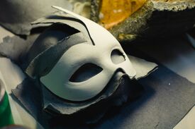 Eine weiße Maske auf einem Tisch
