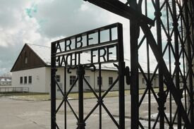 Ein Metalltor mit dem Schriftzug im ehemaligen KZ Dachau