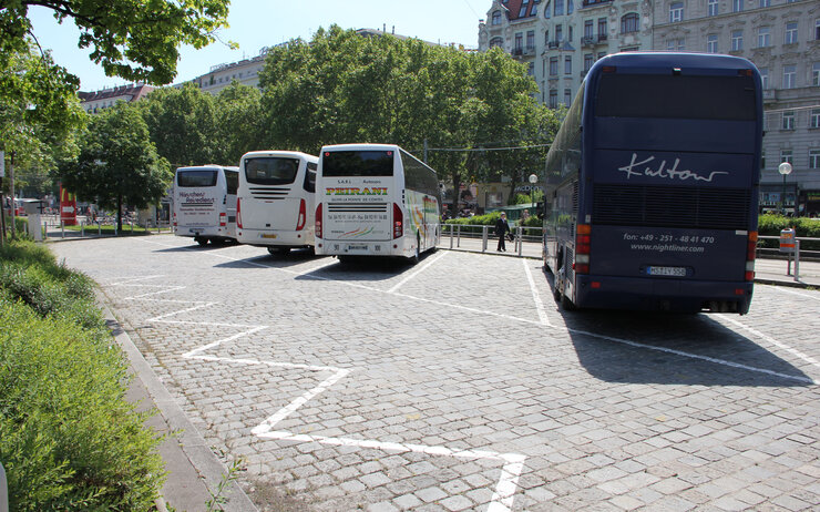 Parkende Busse auf einem Parkplatz