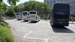 Parkende Busse auf einem Parkplatz