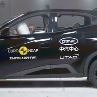Crashtest: BYD Dolphin Surf Ein Auto, das im Zuge eines Crashtests frontal gegen ein Hindernis prallt.
