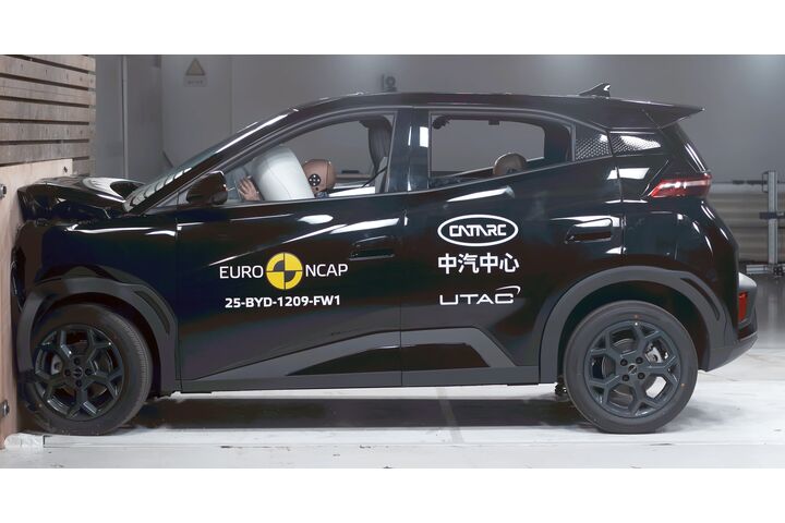 Ein Auto, das im Zuge eines Crashtests frontal gegen ein Hindernis prallt.