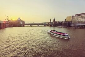 Ein Ausflugsboot auf der Themse bei Sonnenuntergang