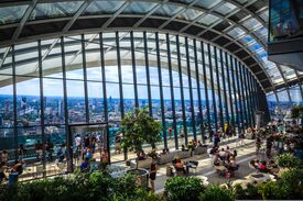 Ein Dachgarten mit Glasfenstern, die London überblicken