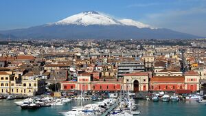 Catania mit Ätna im Hintergrund