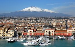 Catania mit Ätna im Hintergrund